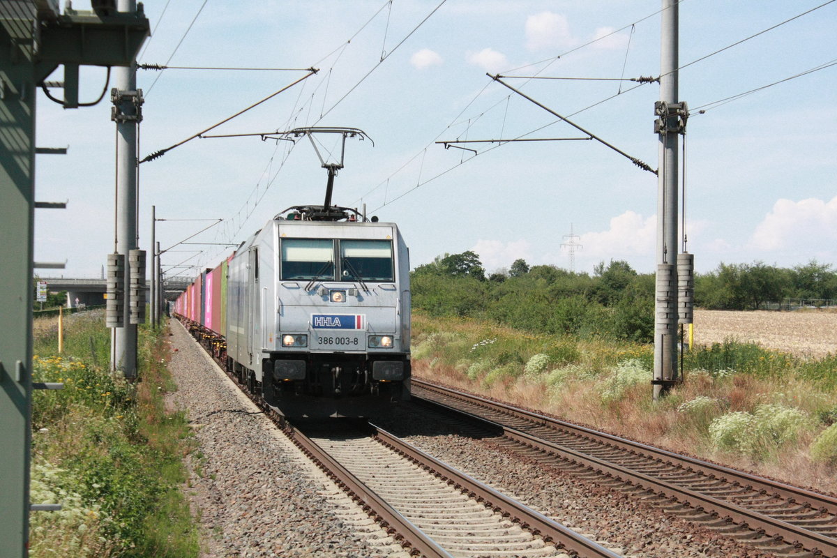 386 003 von HHLA/Metrans mit einem Containerzug bei der durchfahrt in Zberitz am 14.7.20