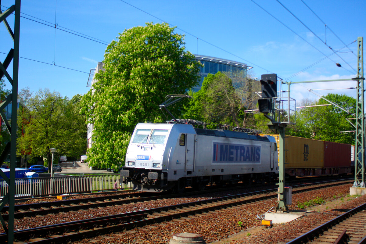 386 021 von METRANS / HHLA mit einen Gterzug bei der Durchfahrt im Bahnhof Dresden Hbf am 12.4.24