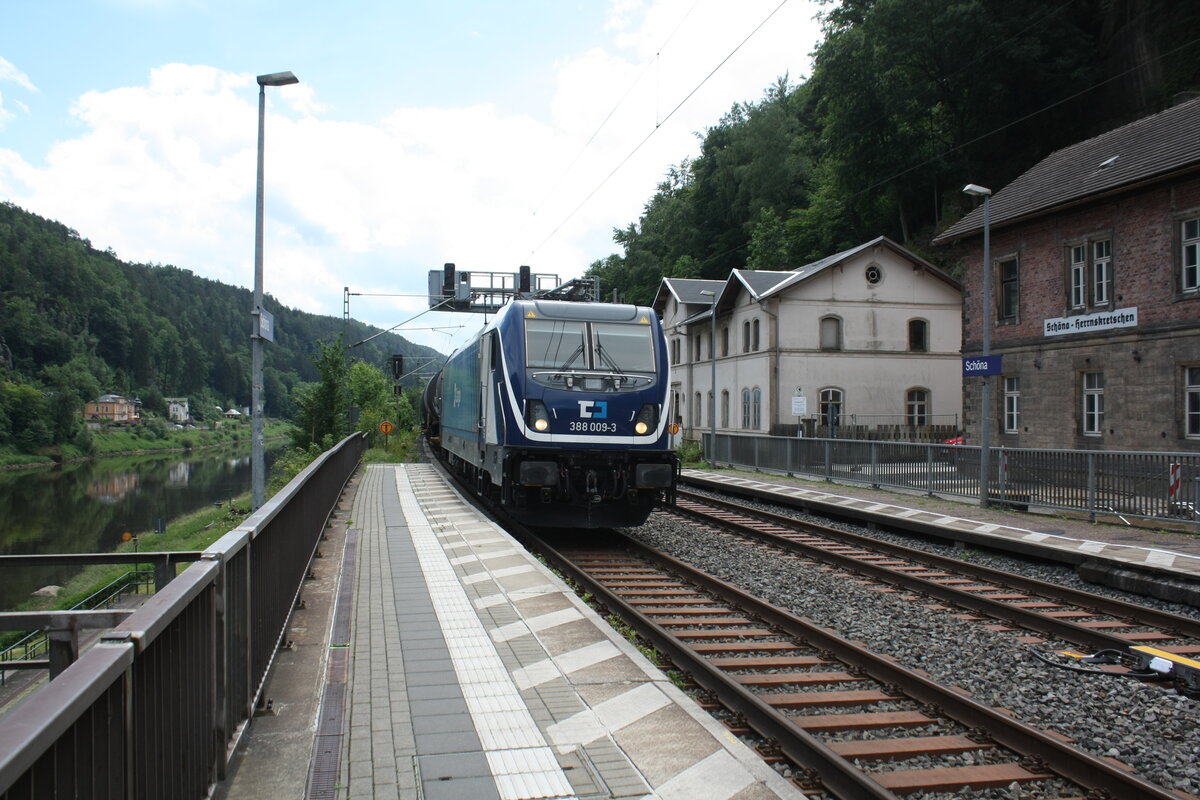 388 009 von CD Cargo mit einem Gterzug bei der Durchfahrt im Bahnhof Schna am 6.6.22
