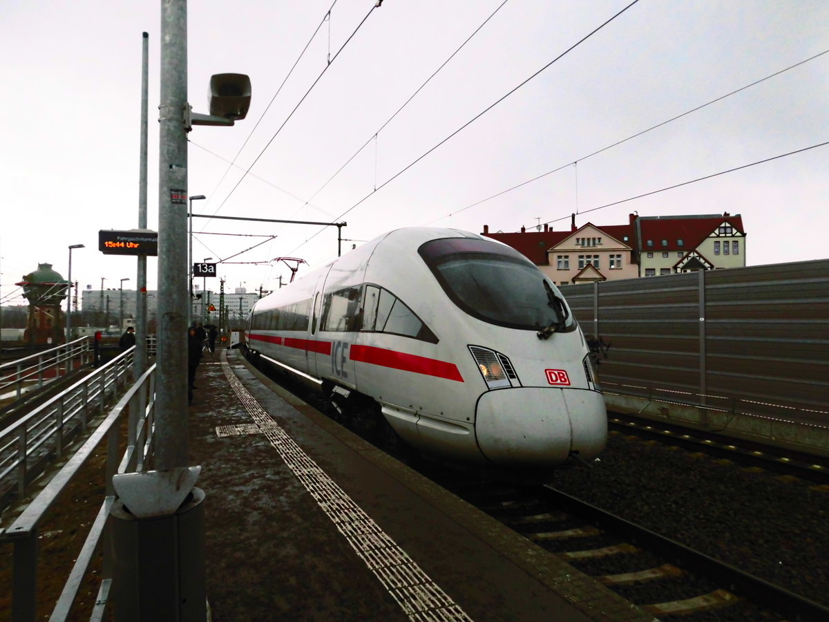 403 XXX musste vor einen Signal auf einen Gegenzug am Gleis 13a im Bahnhof Halle/Saale Hbf am 26.3.18 warten