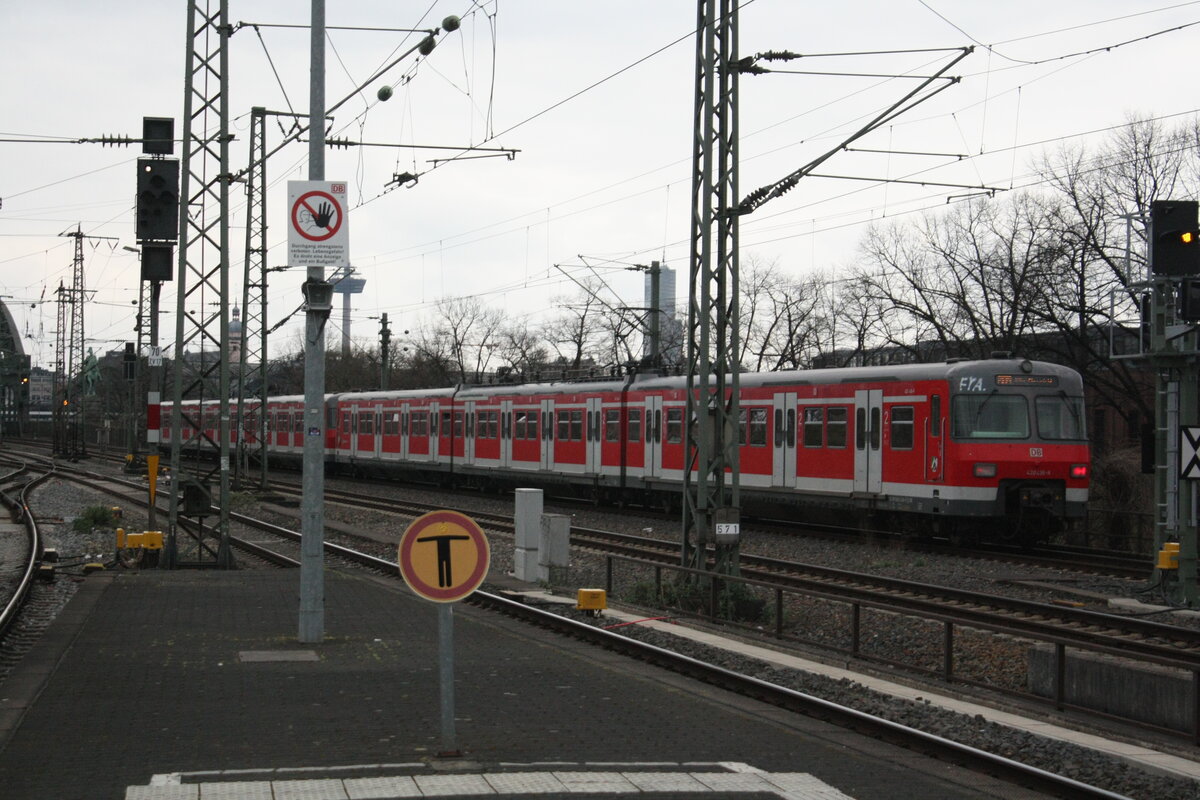 420 436/936 mit 420 XXX verlassen den Bahnhof Kln Messe/Deutz in Richtung Kln Hbf am 2.4.22