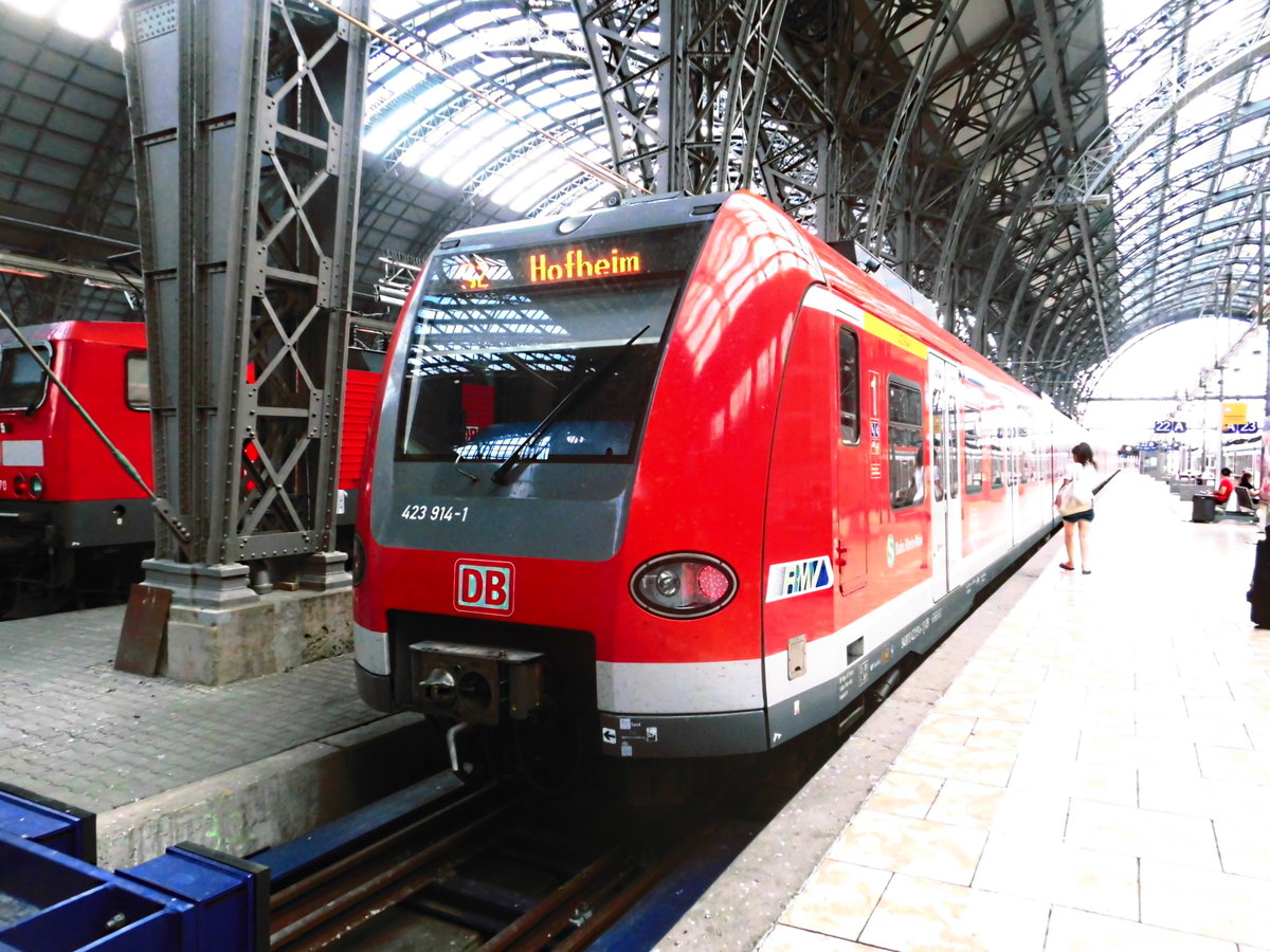 423 914 mit ziel Hofheim im Bahnhof Frankfurt a. Main Hbf am 9.8.18