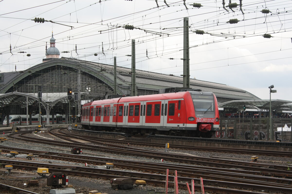 423er bei Ein- und Ausfahrt im Bahnhof Kln Hbf am 2.4.22