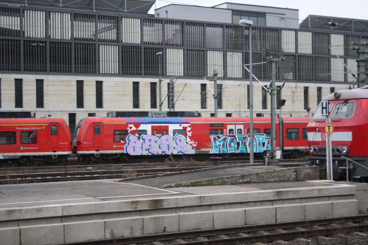 425 xxx mit zuknftiger SBH beklebung im Bahnhof Hannover Hbf am 4.1.22