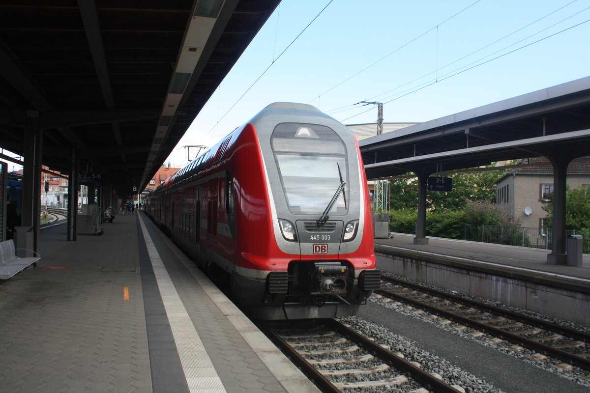 445 003 / 445 006 verlsst als RE5 mit Ziel Wnsdorf-Waldstadt den Bahnhof Stralsund Hbf am 2.8.21