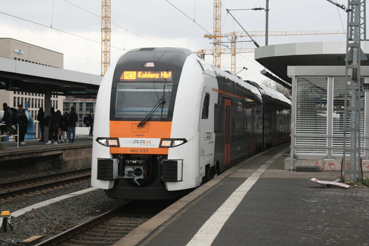 462 033 als RE5 mit Ziel Koblenz Hbf im Bahnhof Kln Messe/Deutz am 2.4.22