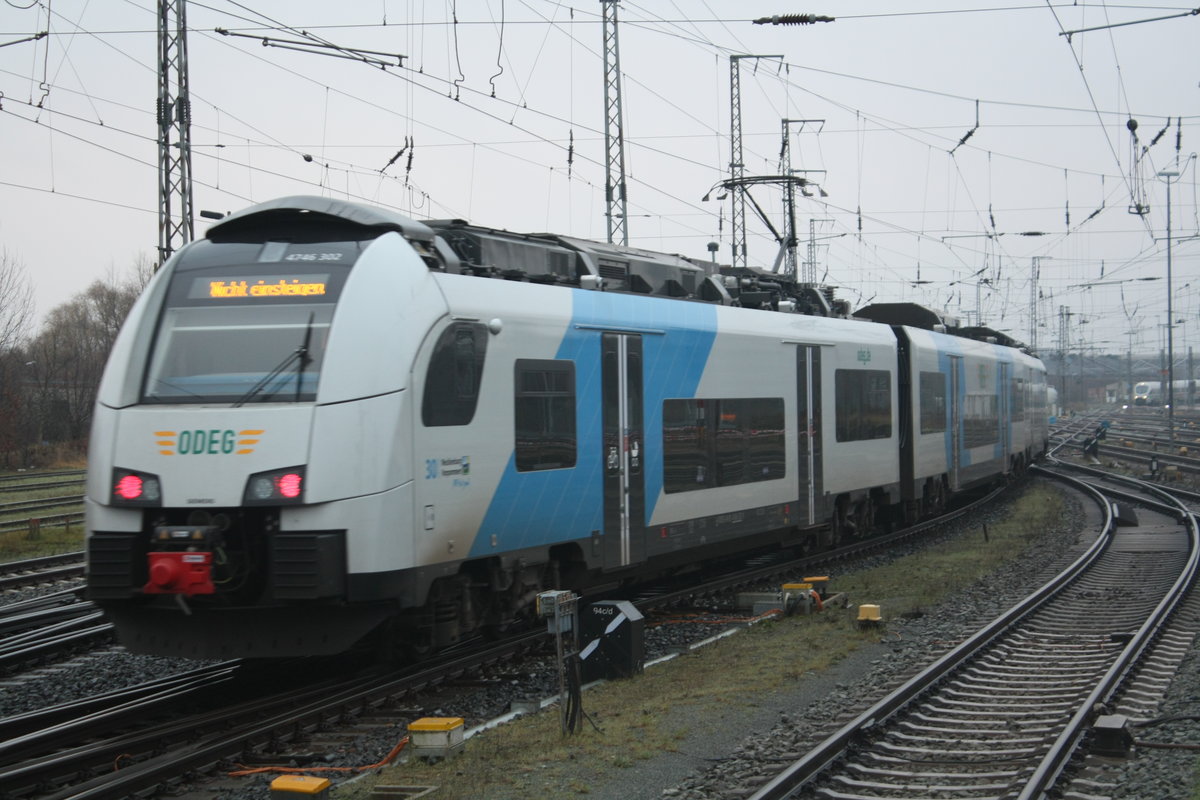 4746 302 auf Rangierfahrt in Richtung Abstellung im Bahnhof Stralsund Hbf am 21.12.20