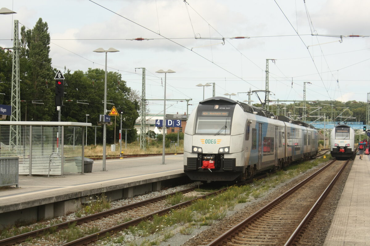 4746 307 der ODEG bei der Einfahrt in den Bahnhof Bergen auf Rgen am 1.8.21