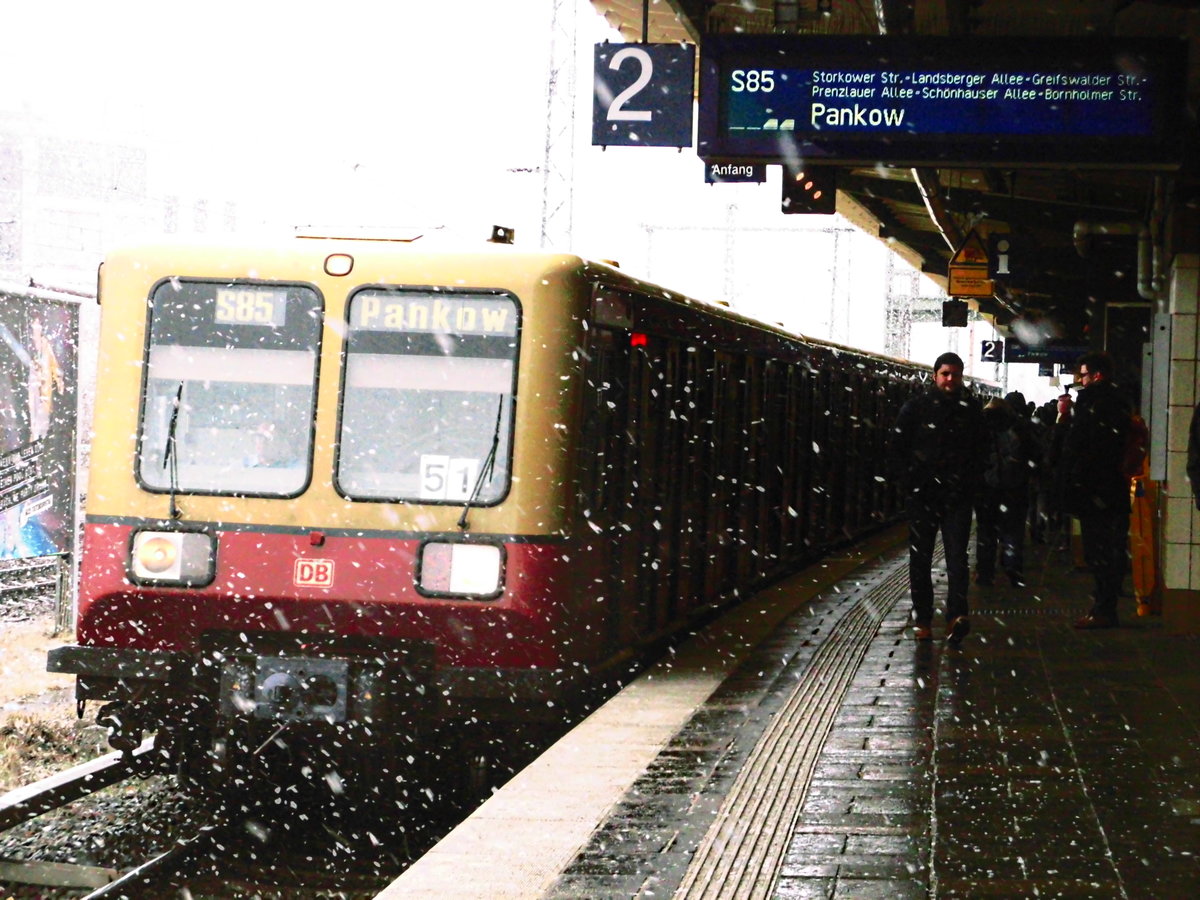 485 XXX steht als S85 mit ziel Pankow im Bahnhof Berlin Frankfurter Allee am 22.3.18