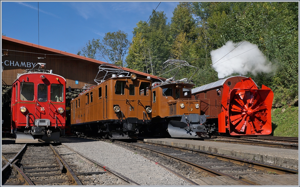 50 Jahre Blonay Chamby - MEGA BERNINA FESTIVAL: Unter dem Titel  Aligenment  fand in Chaulin eine Aufstellung der Bernina Fahrzeuge statt. Von links nach rechts, Bild 2: Der Rhb Bernina ABe 4/4 N° 35, die Bernina Bahn BB Ge 4/4 81 (ex BB Ge 6/6 81 bzw. ab 1929 Ge 4/4 81, später RhB Ge 4/4 181) mit dem Revisionsdatum 7.9.18, das Bernina Krokodil Ge 4/4 182 und die Dampfschneeschlauder Xrot D 9214 (bzw. 1052).
8. September 2018
