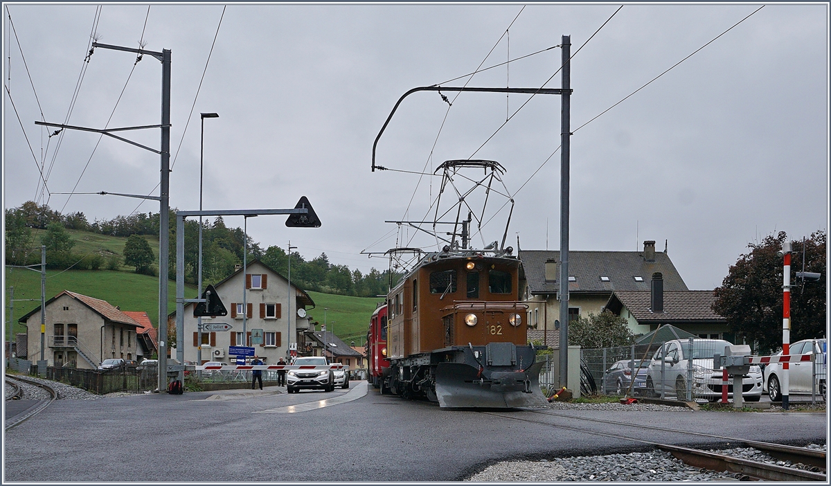 50 Jahre Blonay Chamby - MEGA BERNINA FESTIVAL -  Bündner Tag im Saaneland : Die RhB Ge 4/4 182 fährt mit ihrem Extrazug von Bulle nach Gstaad in Montbovon ein.
14. Sept. 2018