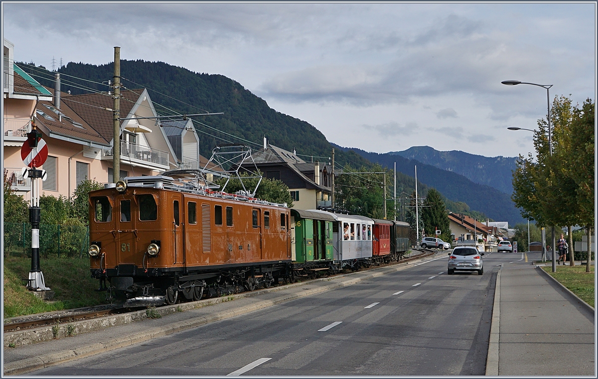 50 Jahre Blonay Chamby - MEGA BERNINA FESTIVAL: Die RhB Bernina Bahn Ge 4/4 81 erreicht mit einem Reisezug Blonay.
9. Sept. 2018