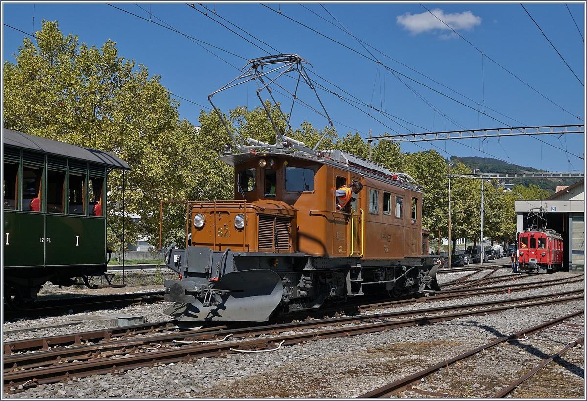 50 Jahre Blonay Chamby - MEGA BERNINA FESTIVAL: W�hrend des B-C Bernina Festival verkehrte am Sonntag einige Z�ge der BC bis nach Vevey. 
Da der Zug relativ lang, und zudem die Treibfahrzeuge untereinander auch in Umgekehrter  Reihenfolge d.h. das Krokodil an der Spitze verkehren sollten ergab sich auf den recht engen Gleisangelange von Vevey ein sogenanntes  Kaiserman�ver , ein Ausdruck f�r eine etwas komplizierteres  Rangieren, in diesem Fall mit dem Belle Epoque Zug, dem RhB Ge 4/4 182 und dem RhB ABe 4/4 35. 


9. Sept. 2018
