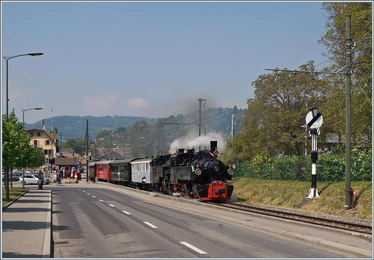 50 Jahre Blonay - Chamby Museumsbahn: die die SEG G 2x 2/2 105 und HGe 3/4 N° 3 verlassen Blonay mit dem offiziellen Eröffnungszug mit geladen Gästen zur 50 Jahre Feier der Museumsbahn.
4. Mai 2018