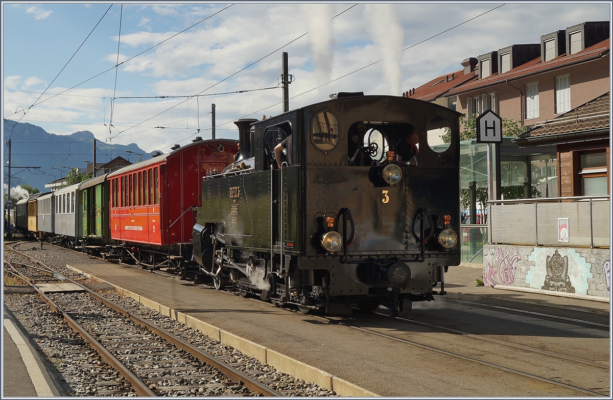 50 Jahre Blonay - Chamby; Mega Steam Festival: Die BFD HG 3/4 N° 3 (und am Schluss des Zuges die FO HG 3/4 N° 4) stehen mit ihrem  Riviera Belle Epoque  Zug in Blonay bereit um nach Vevey weiter zu fahren.
21. Mai 2018