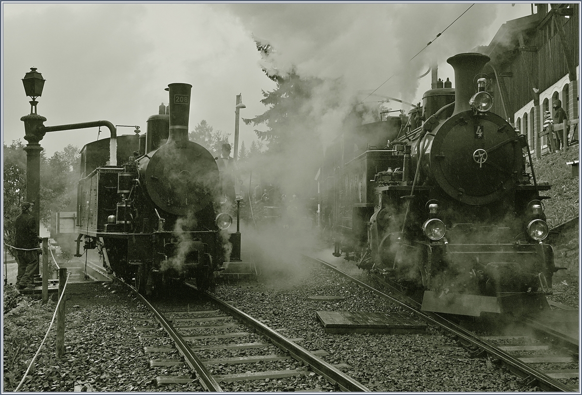 50 Jahre Blonay - Chamby; Mega Steam Festival: es dampfen bei der Bekohlung in Chaulin links die BDB Ballenberg Dampfbahn SBB G 3/4 208 und rechts die FO HG 3/4 N� 4.
10. Mai 2018