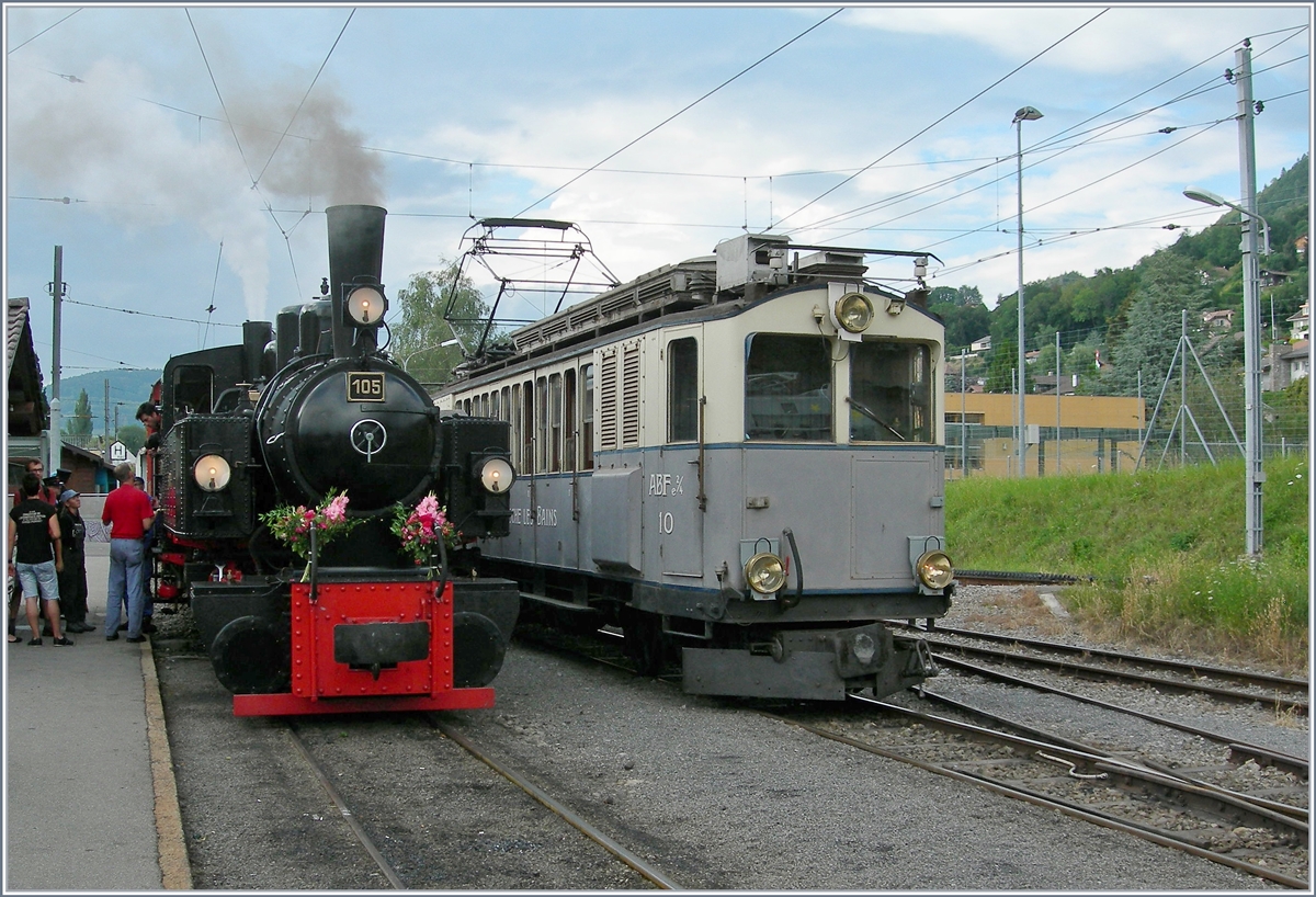 50 Jahre Blonay-Chamby Bahn - und an diesem Tag feierte das  Personal  der BC das Jubiläum der Bahn, jedenfalls am Abend, nachdem das Publikum das Museum etwas vorzweitig verlassen hatte. Auf Gleis 1 dampft die G 2x 2/2 105 und daneben steht der LLB Triebwagen mit der phantasievollen Bezeichnung ABFe 2/4 10. 

21. Juli 2018