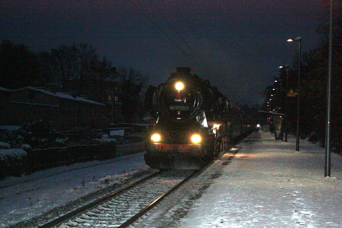 52 8079 mit E77 10 mit den Sonderzug-Stadtrundfahrt mit ziel Leipzig Hbf bei der Durchfahrt im ehemaligen Haltepunkt Markkleeberg-Mitte am 2.12.23