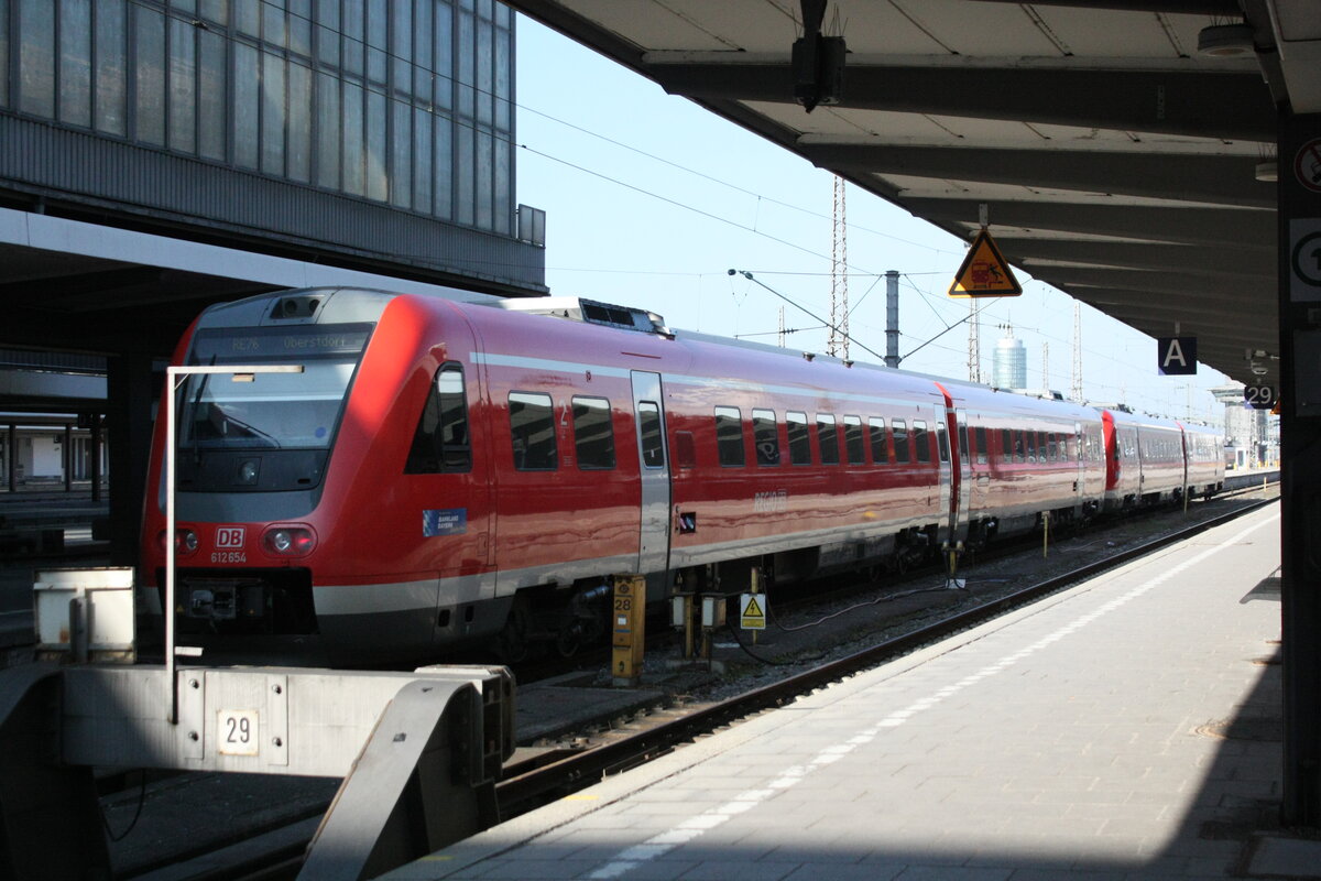 612 554/054 als RE70 mit ziel Oberstdorf mit 612 503/003 als Re70 mit ziel Lindau-Insel (ehemals Lindau Hbf) im Bahnhof Mnchen Hbf am 24.3.21