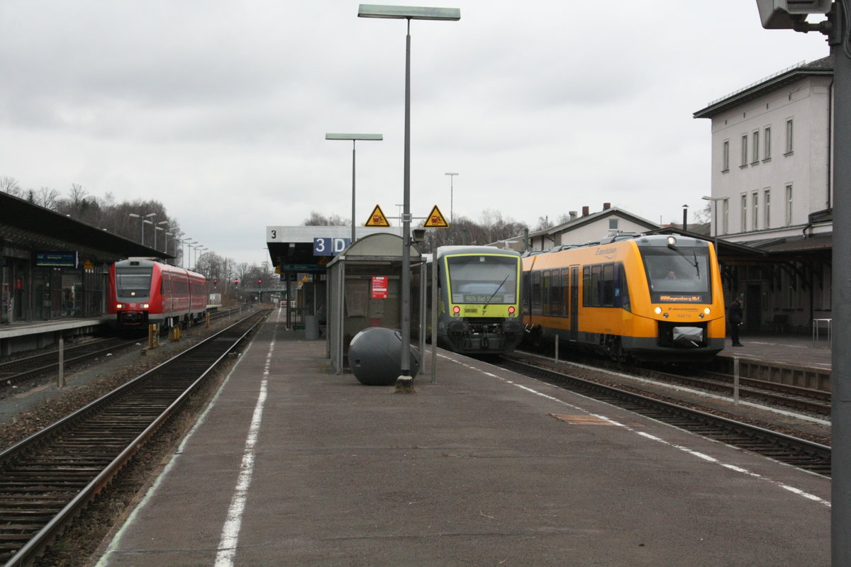 612 593/093, VT 650 704 von agilis und 1648 712/212 der Oberpfalzbahn im Bahnhof Marktredwitz am 23.3.21