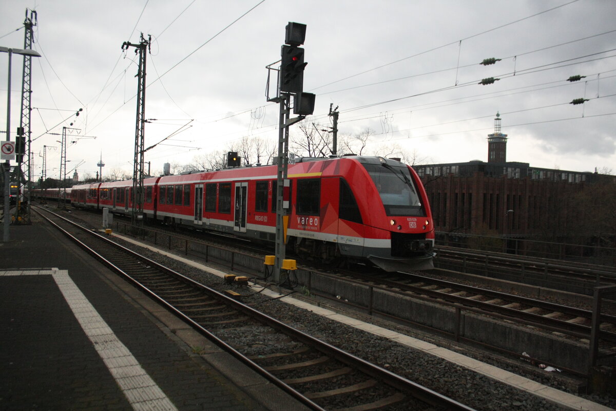 620 028 bei der Einfahrt in den Bahnhof Kln Messe/Deutz am 2.4.22