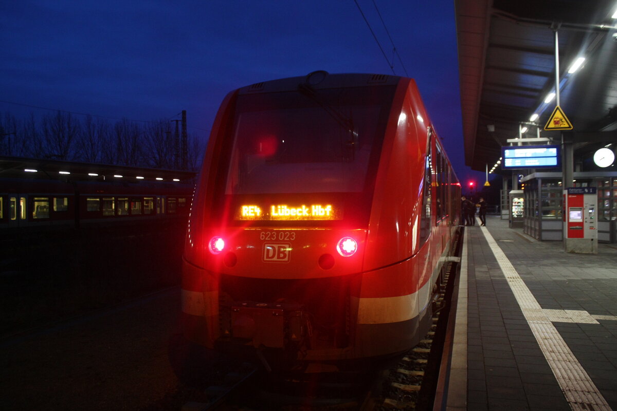 623 023/523 als RE4 mit Ziel Lbeck Hbf im Bahnhof Bad Kleinen am 4.1.22