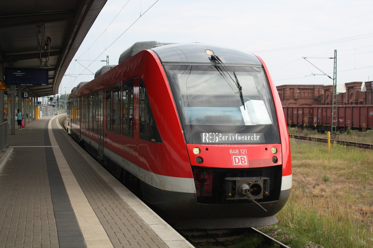 648 121/681 als RE6 mit ziel Berlin-Gesundbrunnen im Bahnhof Wittenberge am 25.7.21