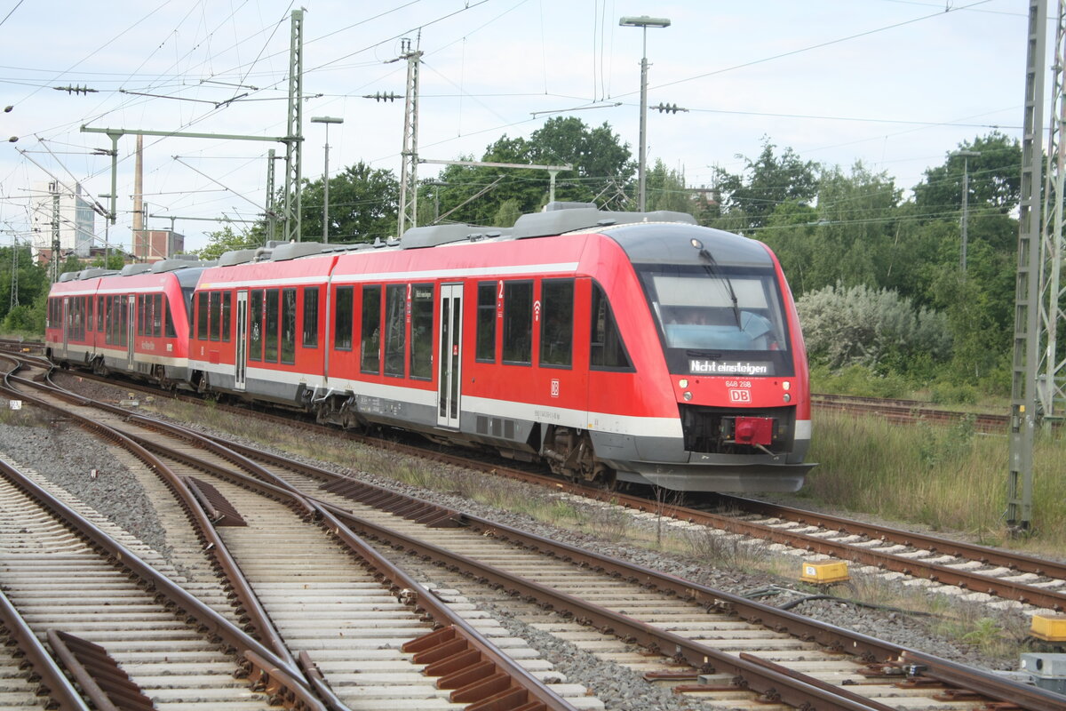 648 268/768 mit 648 257/757 bei der Einfahrt in den Endbahnhof Braunschweig Hbf am 8.6.22