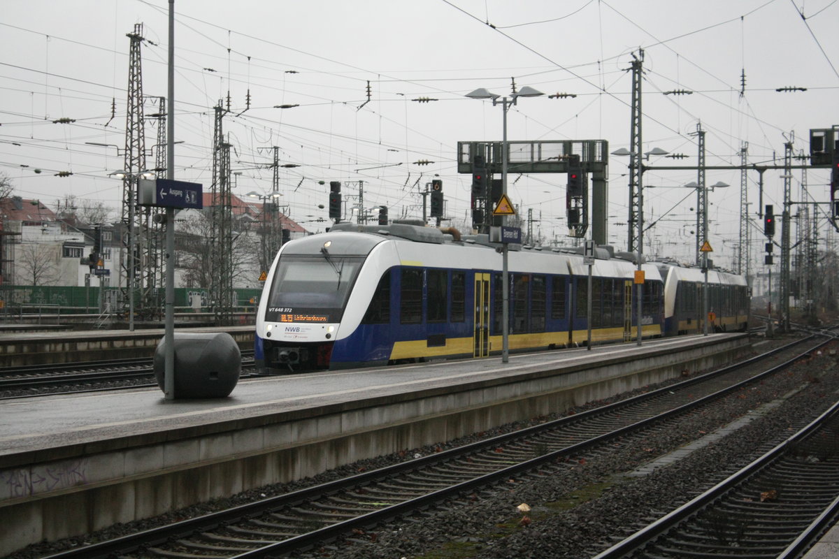 648 372 und 1648 805 der NordWestBahn als RE mit Ziel Wilhelmshaven im Bahnhof Bremen Hbf am 8.1.21