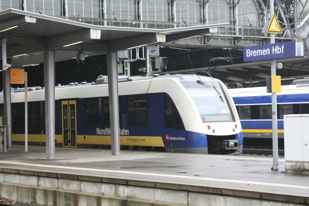 648 372 und 1648 805 der NordWestBahn als RE mit Ziel Wilhelmshaven im Bahnhof Bremen Hbf am 8.1.21