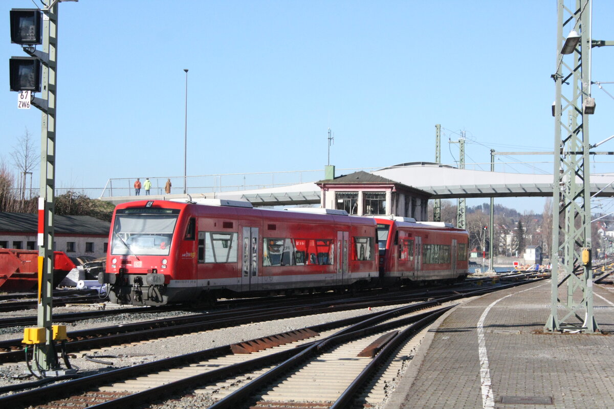 650 017 und650 XXX verlassen mit Ziel Friedrichshafen Hafen den Bahnhof Lindau Insel (ehemals Lindau Hbf) am 24.3.21