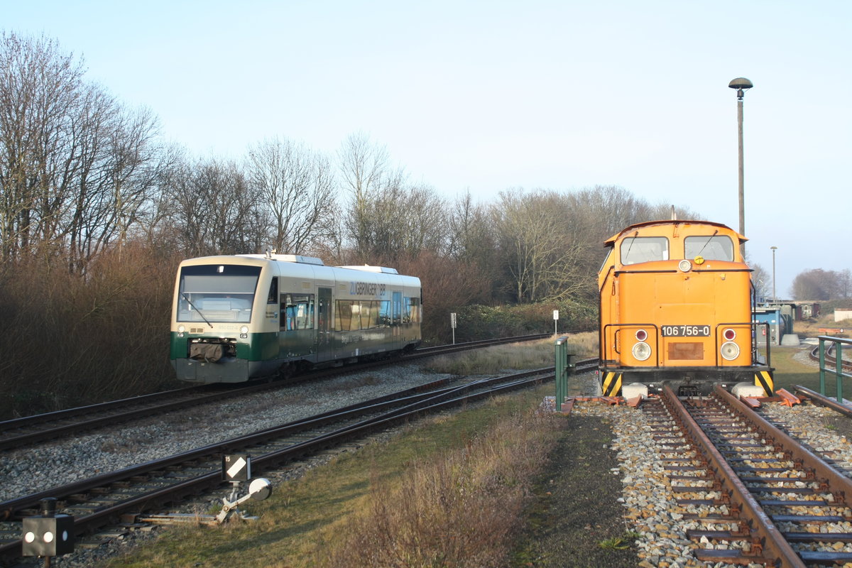 650 032 (650 300) und 106 756 (346 756) im Bahnhof Putbus am 19.12.20