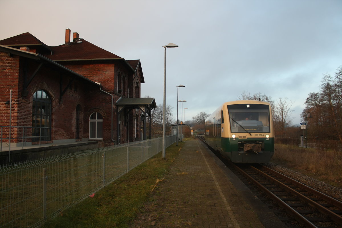 650 032 (650 300) mit ziel Lauterbach Mole bei der durchfahrt am Bedarfshaltepunkt Lauterbach (Rgen) am 19.12.20