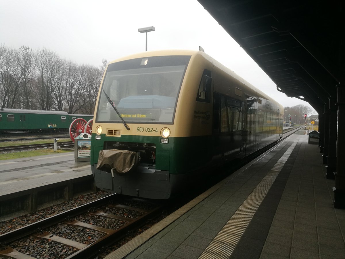650 032 (650 300) der PRESS mit ziel Bergen auf Rgen im Bahnhof Putbus am 23.12.18