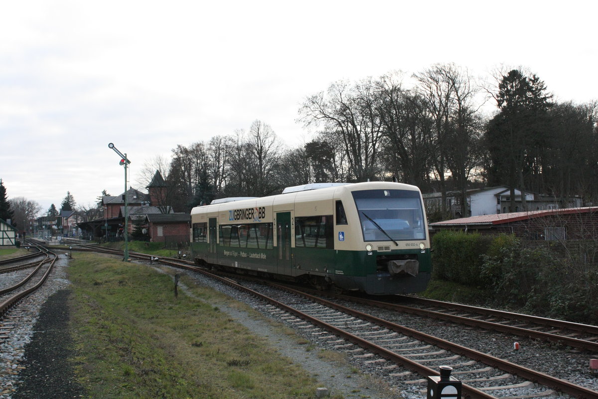 650 032 (650 300) der PRESS verlsst als RB mit ziel Bergen auf Rgen den Bahnhof Putbus am 28.12.19