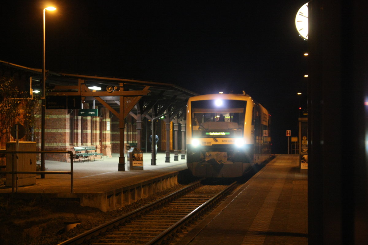 650 032 (650 300) der PRESS im Bahnhof Putbus am 1.1.21