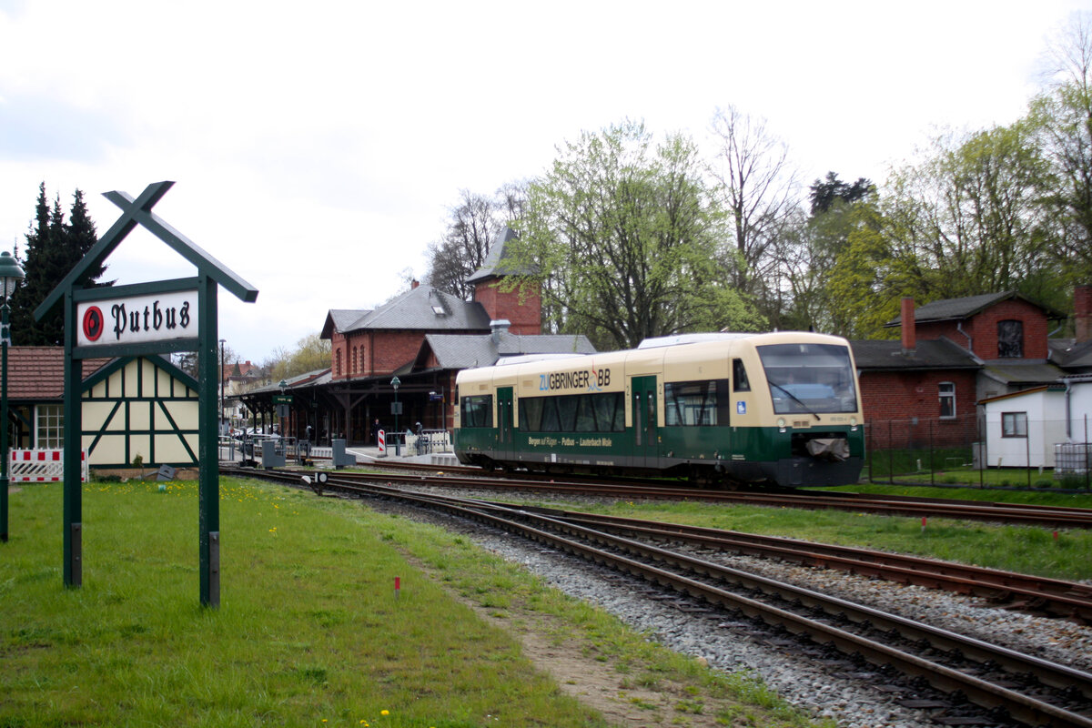650 032 (650 300) verl�sst den Bahnhof Putbus in Richtung Bergen auf R�gen am 15.4.24