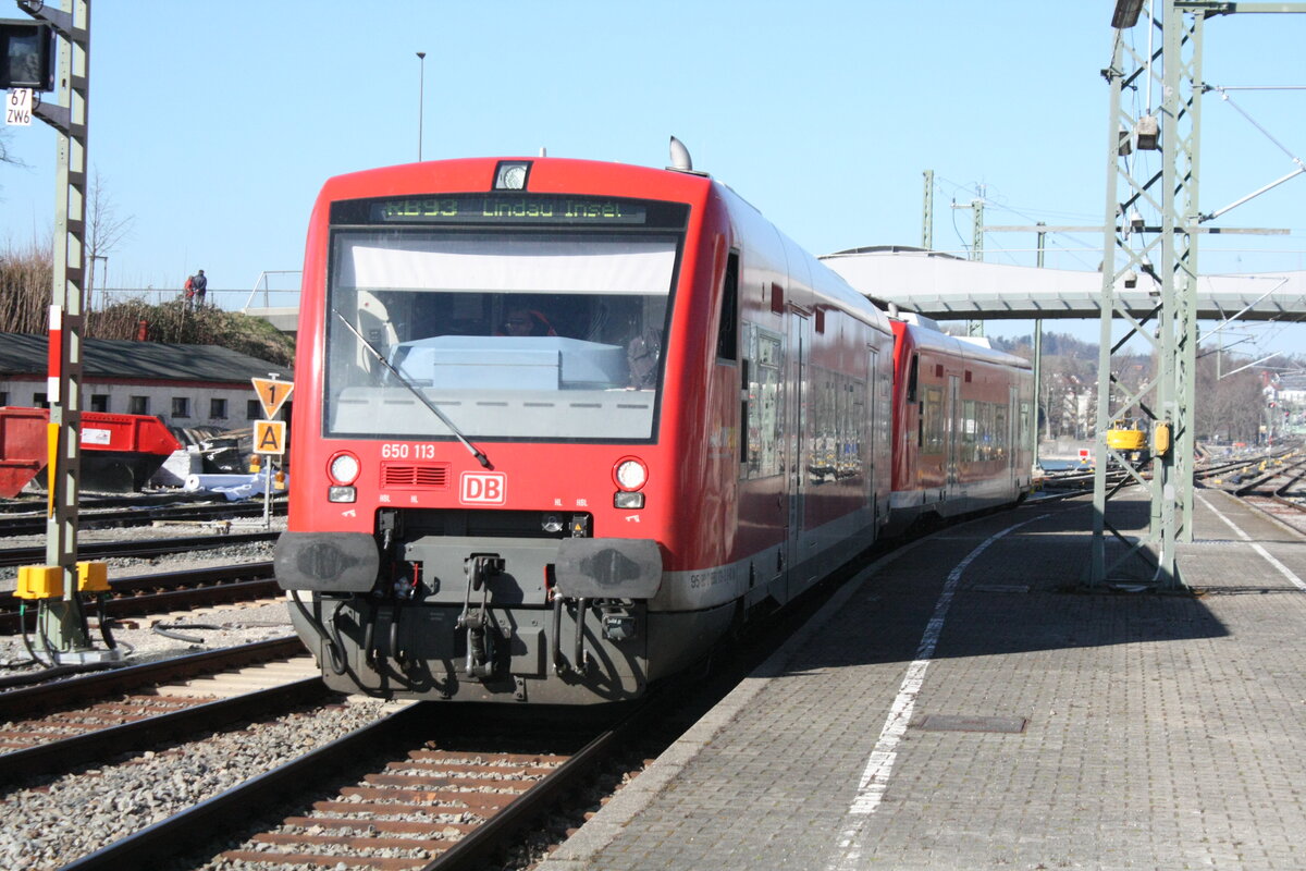 650 113 und 650 118 als RB93 von Friedirchshafen kommend bei der Einfahrt in den Endbahnhof Lindau Insel (ehemals Lindau Hbf) am 24.3.21