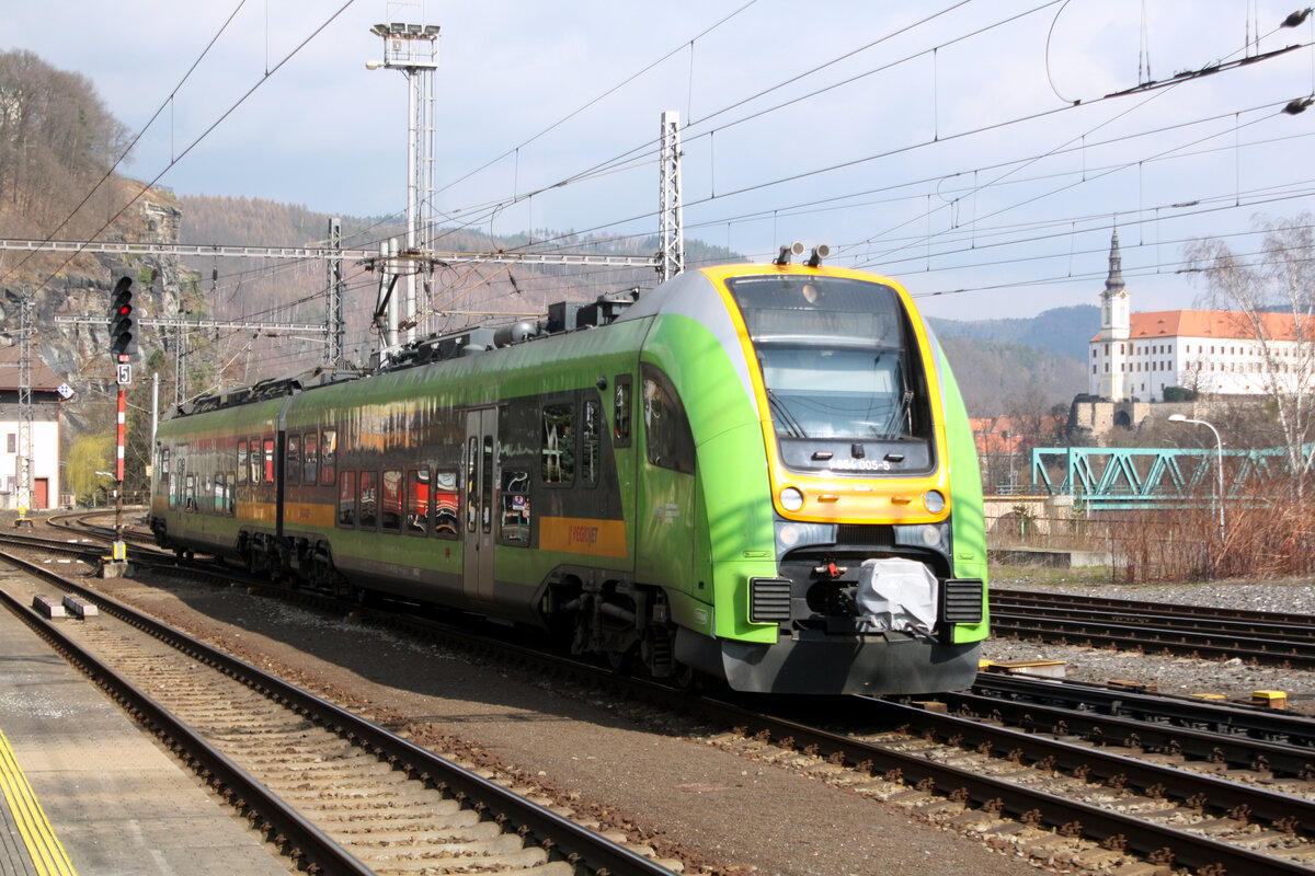 654 005 von RegioJet als IC 6466 von Usti nad Labem zapad kommend bei der Einfahrt in den Endbahnhof Decin hl.n. am 13.3.24