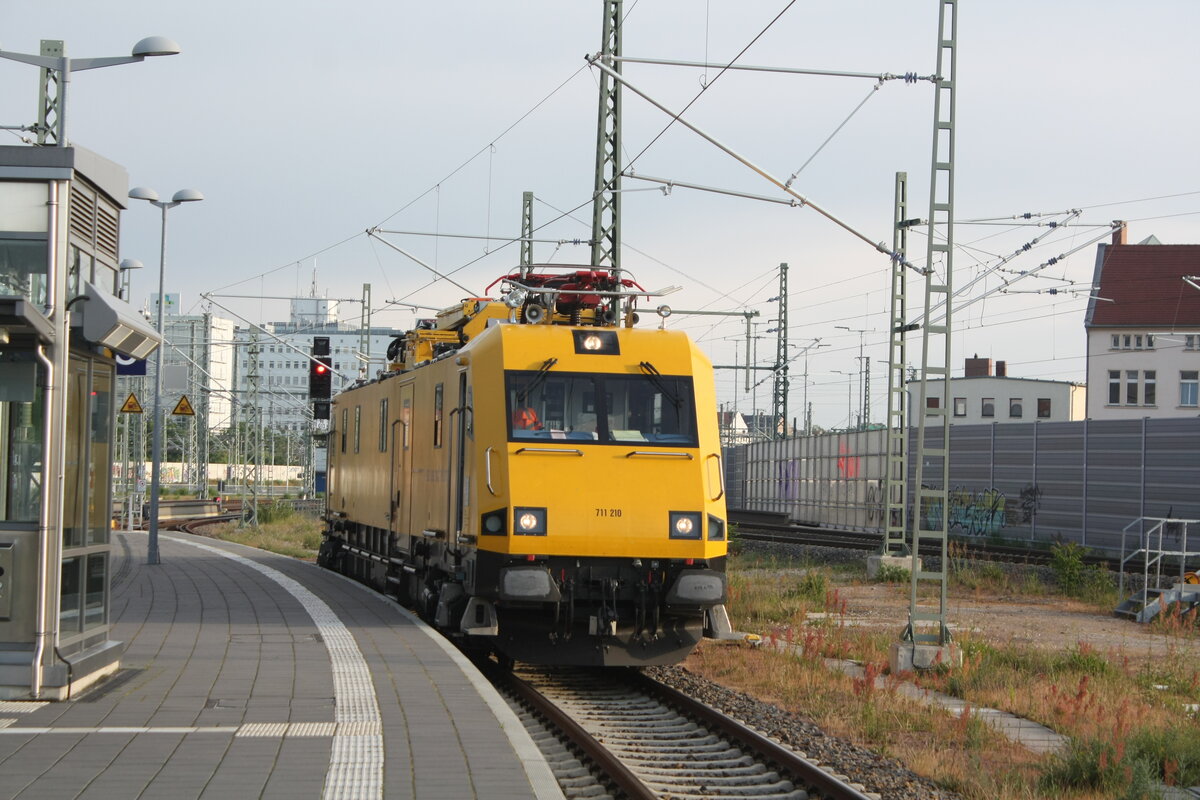 711 210 auf Rangierfahrt im Bahnhof Halle/Saale Hbf am 1.6.22