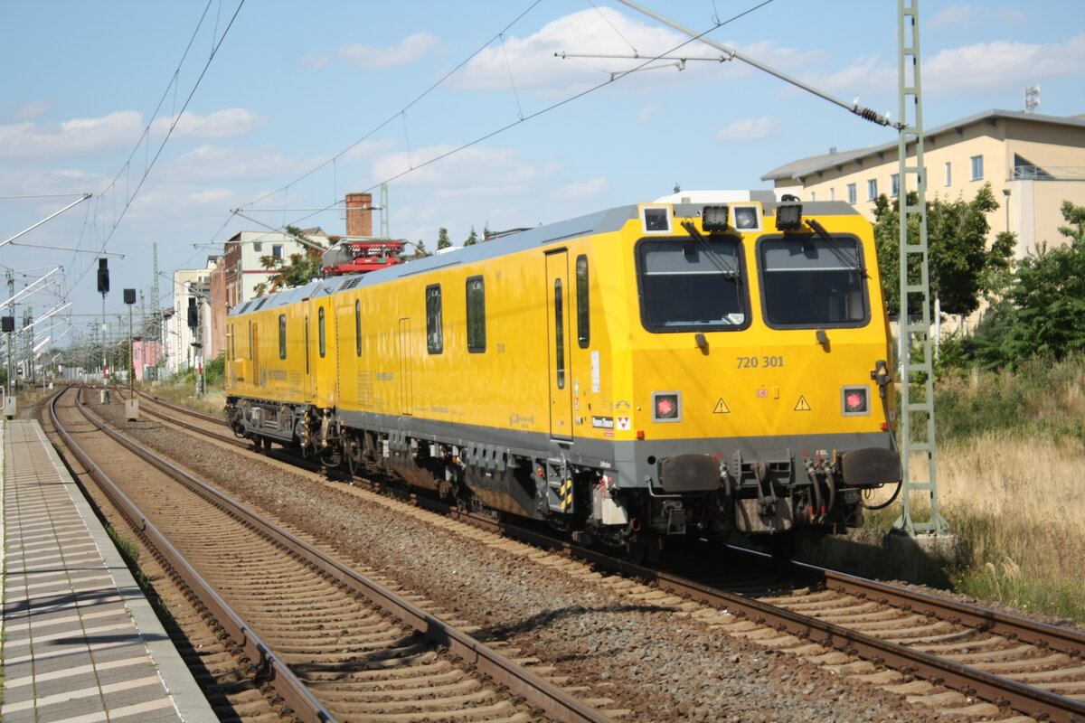 719 301/720 301 (Schienenprfzug) bei der Durchfahrt im Bahnhof Merseburg Hbf am 14.8.21