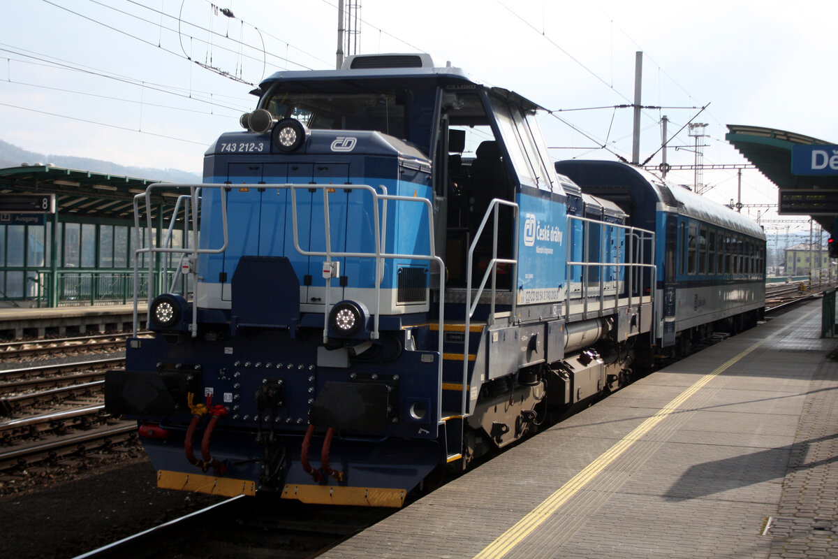 743 212 mit den Bdtn Personenwagen im Bahnhof Decin hl.n. am 13.3.24