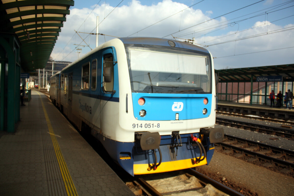 814 051 von Ceske Drahy steht als Os 26054 mit ziel Varnsdorf im Bahnhof Decin hl.n. am 13.3.24