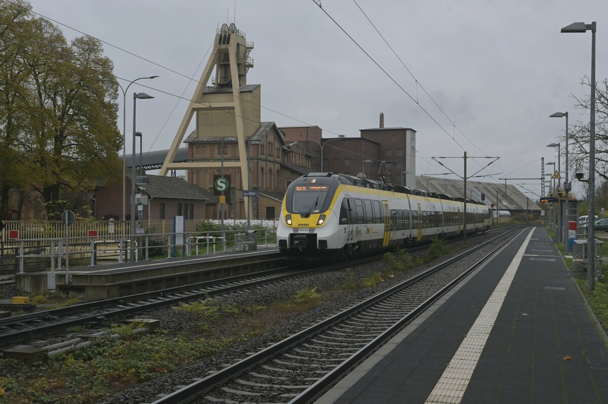 8442 823 als MEX18 von Osterburken nach Tübingen  kurz nach der Ausfahrt in Bad Friedrichshall Hbf in Kochendorf vorm Salzbergwerk König Wilhelm II gen Neckar_sulm fahrend ist hier am Nachmittag des 17.11.2024 zu sehen. 