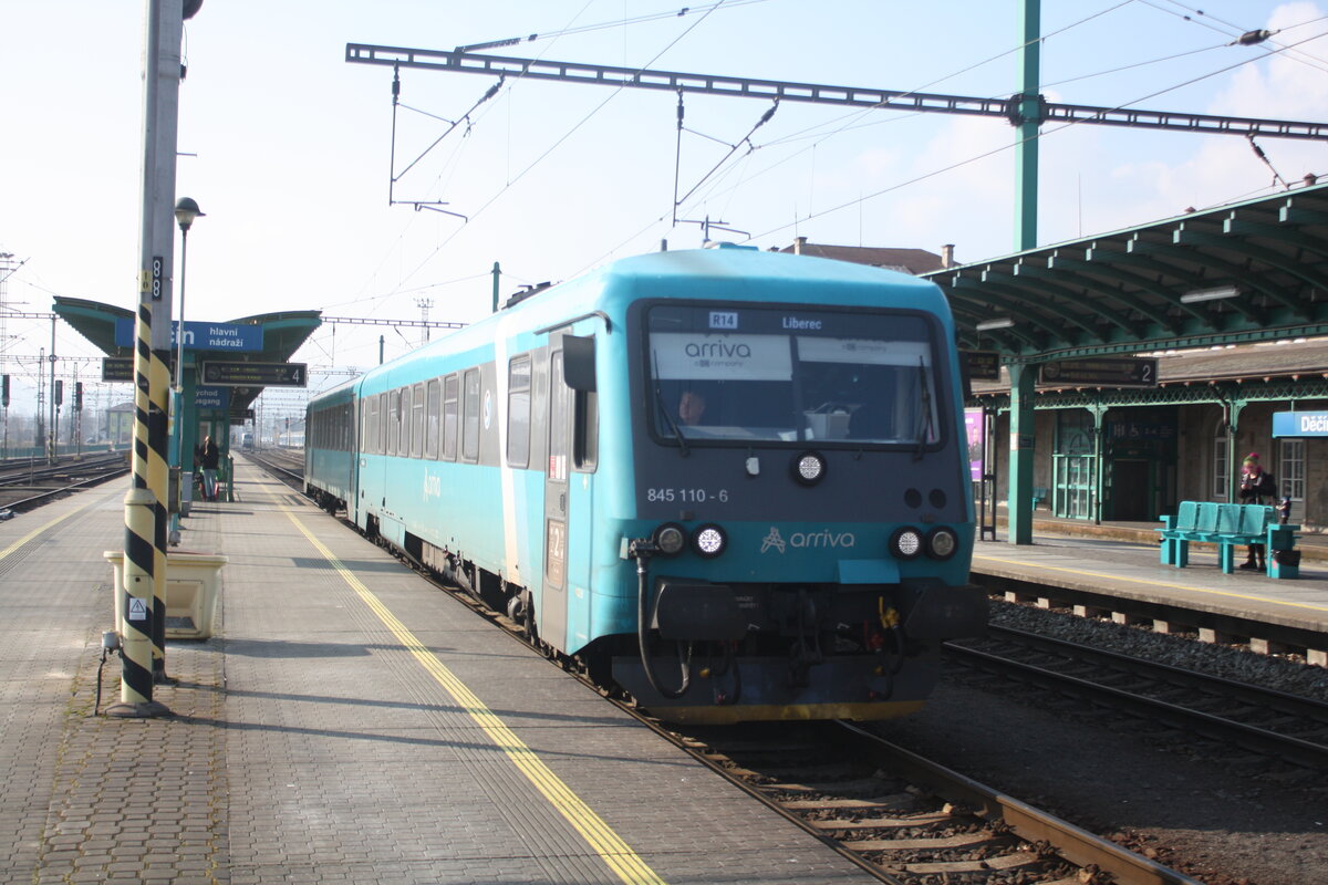 845 110 / 945 110 (ex DB 628 295 / 928 295) von Arriva CZ als ARV 1325 mit ziel Liberec bei der Ausfahrt im Bahnhof Decin hl.n. am 13.3.24