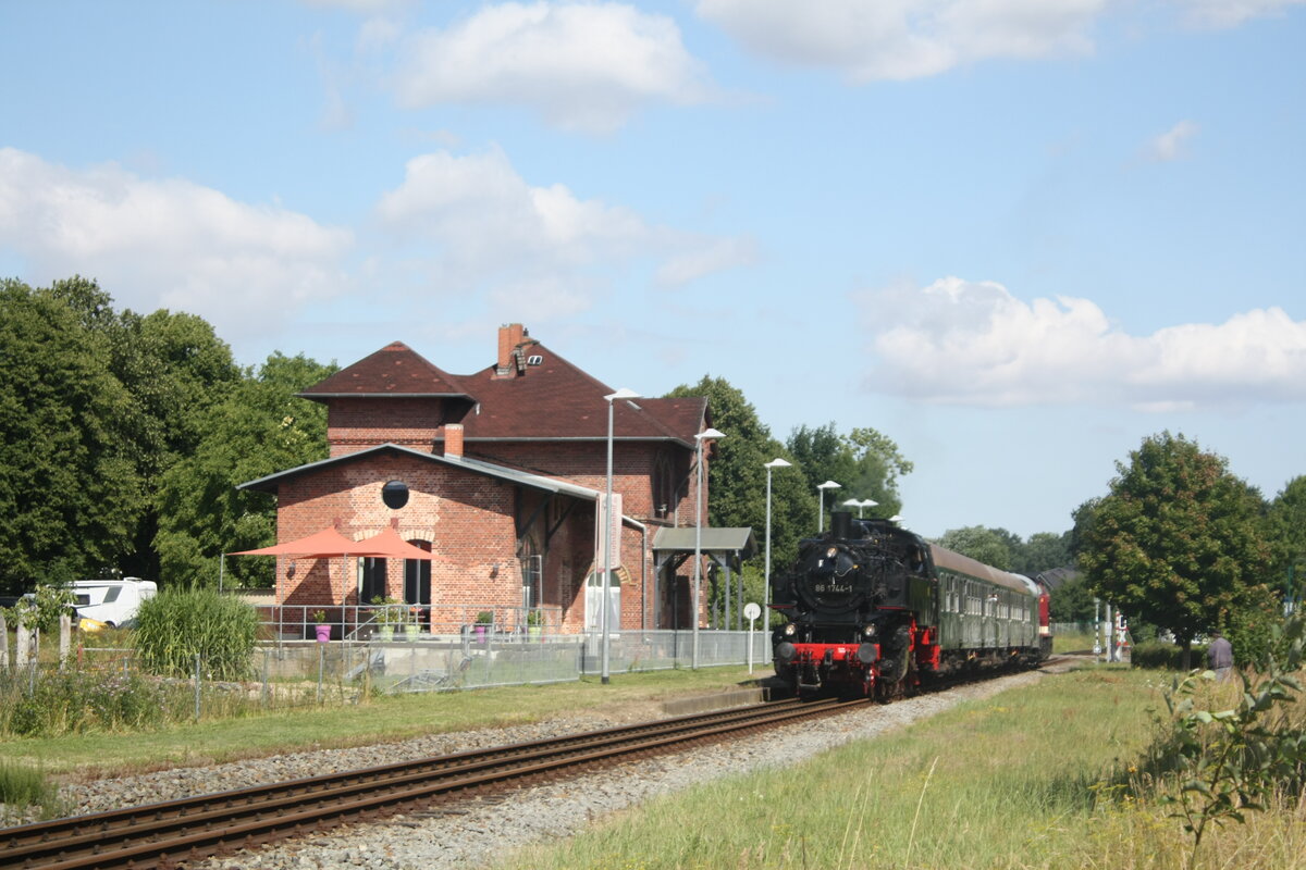 86 1744 und 114 703 (203 230) verlassen den Bahnhof Lauterbach (Rgen) in Richtung Lauterbach Mole am 30.7.21