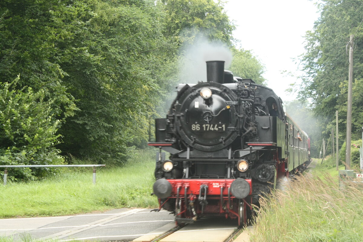 86 1744 und 114 703 (203 230) mit Ziel Lauterbach Mole bei der Durchfahrt am ehemaligen DDR Haltepunkt Pastitz am 30.7.21