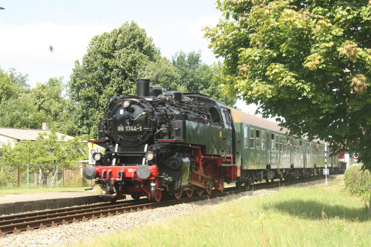 86 1744 und 114 703 unterwegs in Richtung Lauterbach Mole am 30.7.21