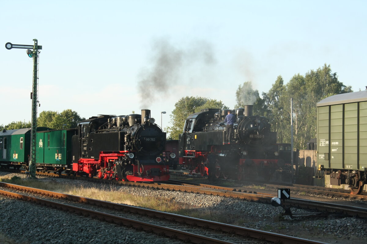86 1744 und 99 782  im Bahnhof Putbus am 30.7.21