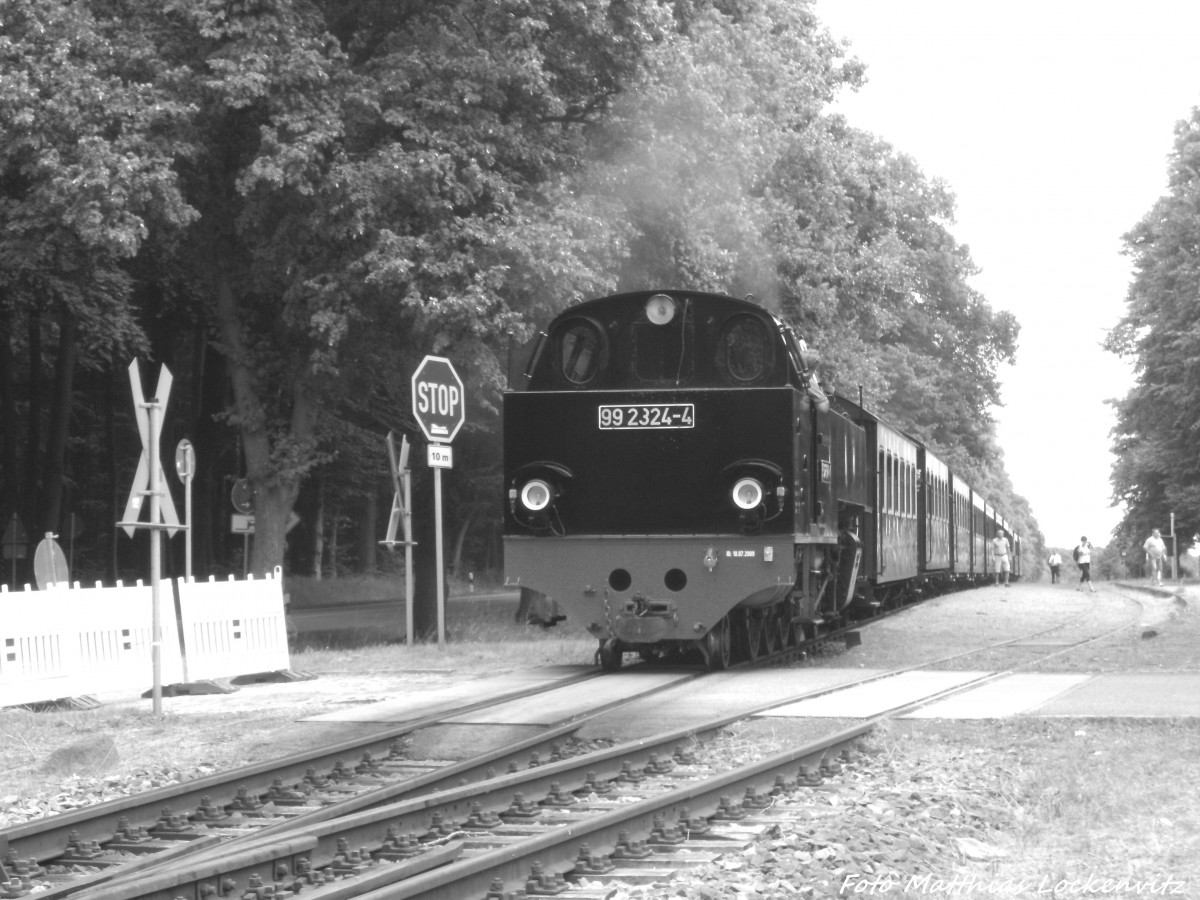 99 2324 der Mecklenburgischen Bderbahn Molli am Haltepunkt Bad Doberan - Pferderennbahn am 13.7.14